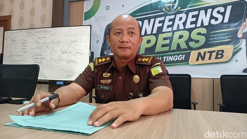 Kasi Penkum Kejati NTB, Muhammad Harun Al Rasyid di kantornya, Senin (19/10/2026)