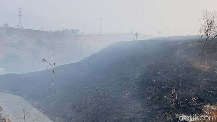 Kebakaran di TPA Aloppoe Parepare memasuki hari kedua. Petugas damkar berjuang memadamkan api yang dipicu gas metana dari tumpukan sampah.