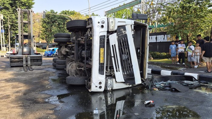 Kecelakaan truk muat stearin di Gresik