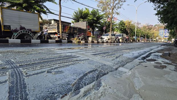 Kecelakaan truk muat stearin di Gresik Kecelakaan truk muat stearin di Gresik