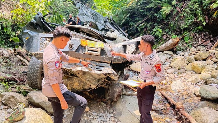 Kecelakaan tunggal mobil Satgas Yonif 645 di Yalimo, Papua Pegunungan, menewaskan empat anggota TNI.