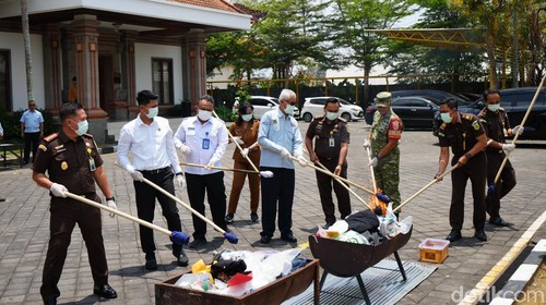 Kejari Badung memusnahkan sejumlah barang bukti dari 75 perkara sejak Juni-Agustus, Senin (19/10/2026).