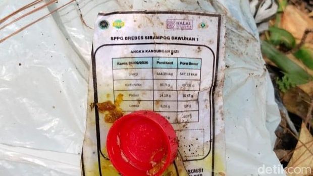 Kertas angka gizi yang bertulisan SPPG Dawuhan 1 Brebes di hutan Gunung Slamet.