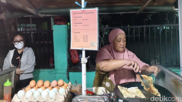 Sri Mulyani (52) tetap menjalani usaha martabak mini yang dirintisnya sejak pandemi COVID-19. Setiap malam ia berjualan didepan SDN 07 Aren Jaya, Kota Bekasi, Jawa Barat. Selama berjualan, warga mengenalnya dengan panggilan Mama Iki, nama yang diambil dari nama anak keduanya.