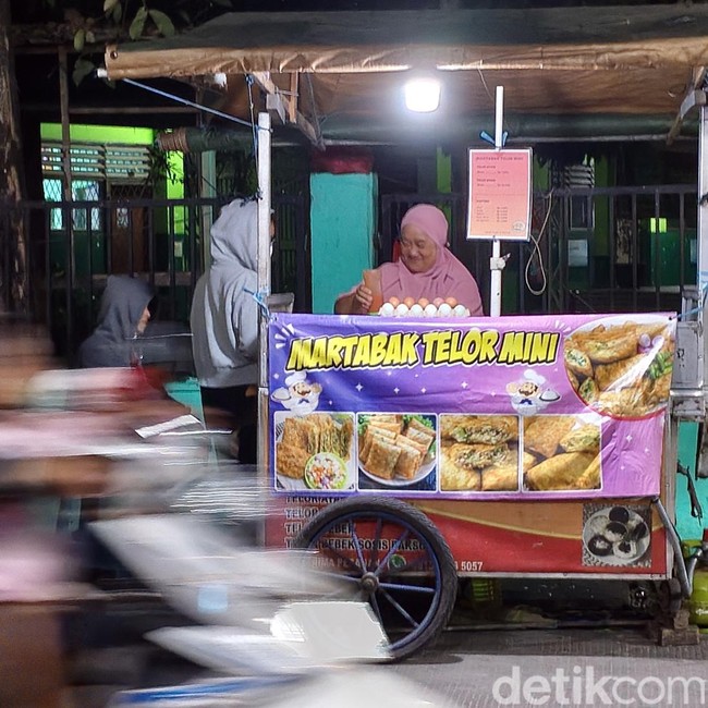 Menjaga Asa Ekonomi Lewat Martabak Mini