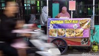Sudah sekitar lima tahun berjualan, Bu Sri masih mempertahankan usaha martabak mininya. Baginya, berjualan menjadi jalan untuk terus bekerja dan memenuhi kebutuhan keluarga. 