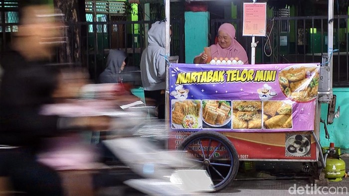 Sri Mulyani (52) tetap menjalani usaha martabak mini yang dirintisnya sejak pandemi COVID-19. Setiap malam ia berjualan didepan SDN 07 Aren Jaya, Kota Bekasi, Jawa Barat. Selama berjualan, warga mengenalnya dengan panggilan Mama Iki, nama yang diambil dari nama anak keduanya.