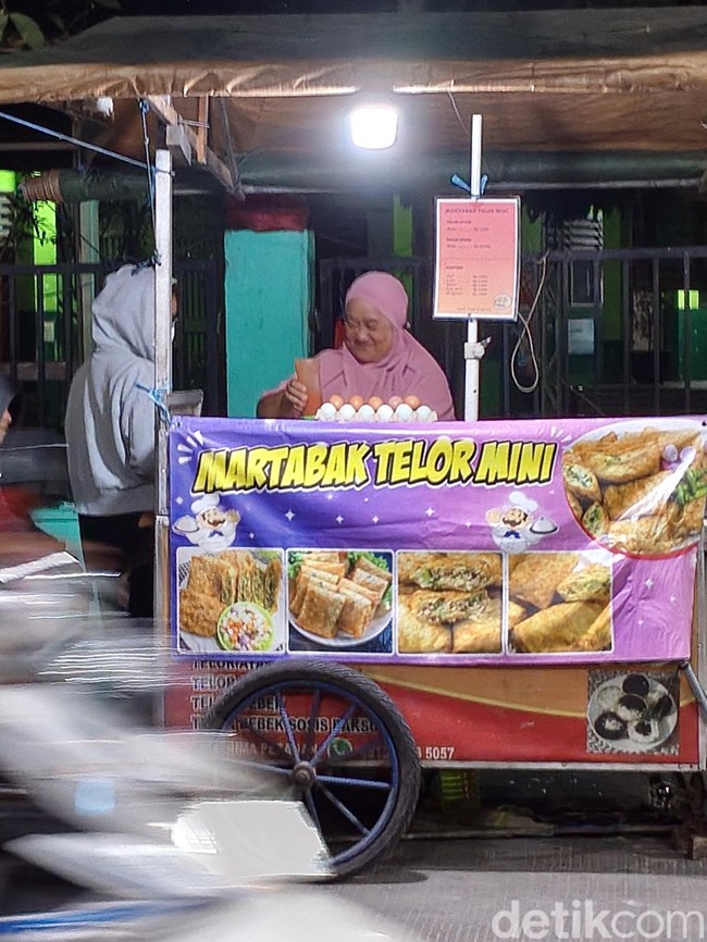 Menjaga Asa Ekonomi Lewat Martabak Mini