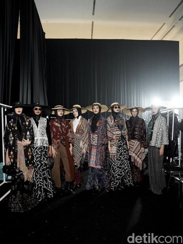 Koleksi terbaru Vivizubedi mengusung kain tenun Sumba diperagakan dalam gelaran Indonesia International Modest Fashion Festival (IN2MF) x Jakarta Muslim Fashion Week (JMFW) di Jakarta International Convention Center (JICC), Jakarta (18/10/2026). Koleksi terbaru Vivizubedi mengusung kain tenun Sumba diperagakan dalam gelaran Indonesia International Modest Fashion Festival (IN2MF) x Jakarta Muslim Fashion Week (JMFW) di Jakarta International Convention Center (JICC), Jakarta (18/10/2026).