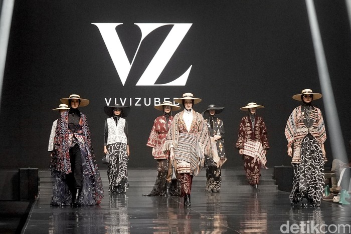 Koleksi terbaru Vivizubedi mengusung kain tenun Sumba diperagakan dalam gelaran Indonesia International Modest Fashion Festival (IN2MF) x Jakarta Muslim Fashion Week (JMFW) di Jakarta International Convention Center (JICC), Jakarta (18/10/2026).