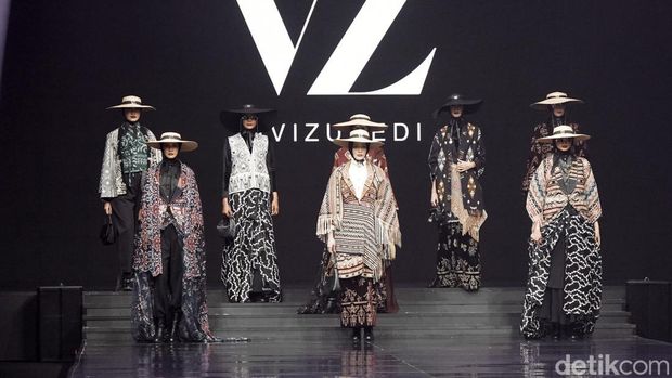 Koleksi terbaru Vivizubedi mengusung kain tenun Sumba diperagakan dalam gelaran Indonesia International Modest Fashion Festival (IN2MF) x Jakarta Muslim Fashion Week (JMFW) di Jakarta International Convention Center (JICC), Jakarta (18/10/2026). Koleksi terbaru Vivizubedi mengusung kain tenun Sumba diperagakan dalam gelaran Indonesia International Modest Fashion Festival (IN2MF) x Jakarta Muslim Fashion Week (JMFW) di Jakarta International Convention Center (JICC), Jakarta (18/10/2026).