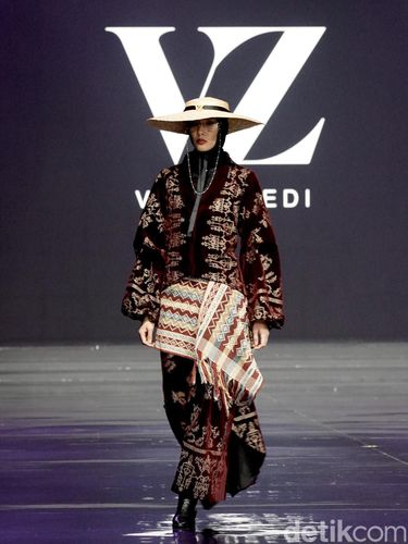 Koleksi terbaru Vivizubedi mengusung kain tenun Sumba diperagakan dalam gelaran Indonesia International Modest Fashion Festival (IN2MF) x Jakarta Muslim Fashion Week (JMFW) di Jakarta International Convention Center (JICC), Jakarta (18/10/2026). Koleksi terbaru Vivizubedi mengusung kain tenun Sumba diperagakan dalam gelaran Indonesia International Modest Fashion Festival (IN2MF) x Jakarta Muslim Fashion Week (JMFW) di Jakarta International Convention Center (JICC), Jakarta (18/10/2026).