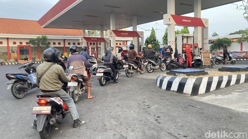 Kondisi antrean pengisian BBM bersubsidi yang sudah normal kembali di SPBU Besang, Semarapura Tengah, Klungkung, Bali, Senin (19/10/2026). (Fatih Kudus Jaelani/detikBali).