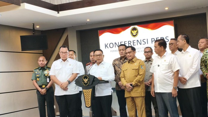 Konferensi Pers Menko Polkam Dudung Abdurrachman