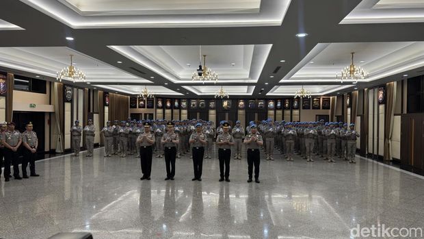 Kontingen Garuda Bhayangkara Satgas Formed Police Unit (FPU) 7 United Nations Multidimensional Integrated Stabilization Mission in the Central African Republic (Minusca) mendapatkan kehormatan Satyalancana Bhakti Buana (Adhfar Aulia Syuhada/detikcom)