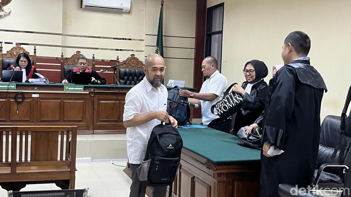 Terdakwa Ari Her Sofiawanudin saat sidang Pengadilan Tindak Pidana Korupsi Surabaya