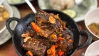 Kwali Bakar Radja: Pedas Nikmat! Iga Konro Mercon hingga Sop Iga Jando di Tebet