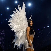 Kylie Jenner juga terlihat memakai sayap bulu putih ukuran raksasa di punggungnya. Bra berlian mewah dipadukannya dengan rok satin mini dan sepatu hak transparan. Foto: FilmMagic/Taylor Hill