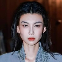 Leng hidup dalam kesulitan. Kedua orang tuanya bercerai ketika ia baru berusia satu tahun. Ia kemudian dibesarkan oleh kakek dan neneknya di Fuyang, Provinsi Anhui, China.Setelah kakeknya meninggal, Leng meninggalkan bangku sekolah pada usia 15 tahun. Ia sempat bekerja di pabrik sebagai kasir dan menjalani sejumlah pekerjaan lain untuk memenuhi kebutuhan hidup. Foto: dok. Douyin