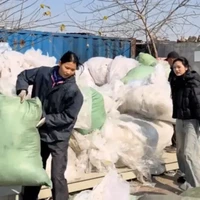 Leng Minghui menjadi sorotan setelah video dirinya saat memulung sampah viral di media sosial. Wanita 20 tahun asal China ini memiliki tinggi badan 181. Dengan tubuh semampai, Leng dinilai berpotensi menjadi model.  Foto: dok. Douyin