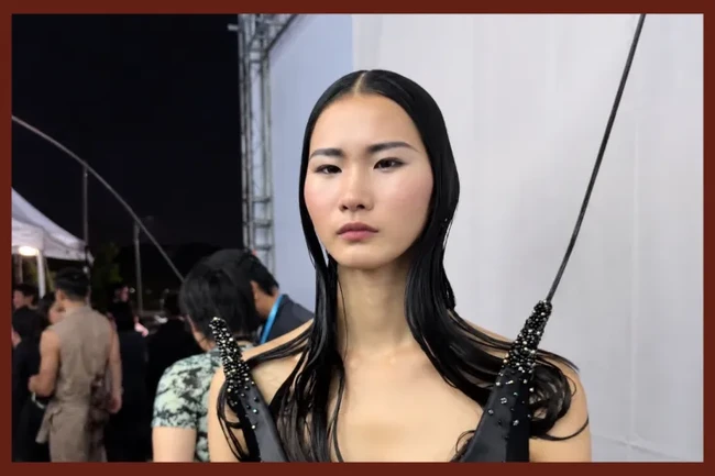 Pada November tahun lalu, Leng menjalani debut runway di acara Fashion Source Spring/Summer 2026 di Shenzhen. Ia tampil mengenakan busana oranye yang terinspirasi dari latiao, camilan pedas populer di China. Setelah debut runway, Leng mulai mendapat kesempatan bekerja sama dengan sejumlah merek, termasuk produsen mobil China CHERY dan merek seni mewah Zhu Bingren Copper. Foto: dok. Douyin