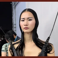Pada November tahun lalu, Leng menjalani debut runway di acara Fashion Source Spring/Summer 2026 di Shenzhen. Ia tampil mengenakan busana oranye yang terinspirasi dari latiao, camilan pedas populer di China. Setelah debut runway, Leng mulai mendapat kesempatan bekerja sama dengan sejumlah merek, termasuk produsen mobil China CHERY dan merek seni mewah Zhu Bingren Copper. Foto: dok. Douyin