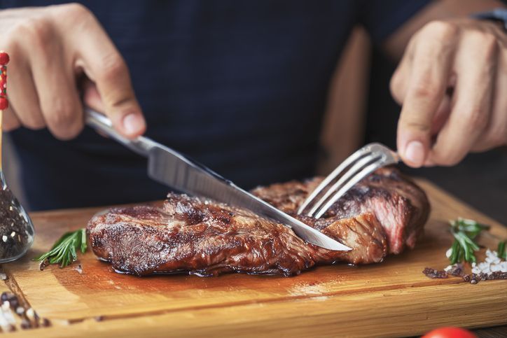 Ilustrasi makan daging.