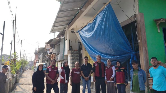 Kanopi parkiran di Jalan Deppasawi Luar, Makassar, dibongkar setelah keluhan warga.