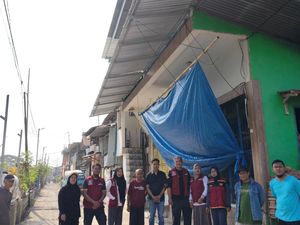 Kanopi Parkiran di Bahu Jalan Tamalate Makassar Dibongkar