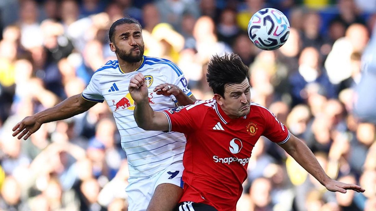 Dominic Calvert-Lewin (kiri) saat berduel dengan Harry Maguire dalam laga Leeds melawan MU pada bulan ini. Foto: REUTERS/Phil Noble