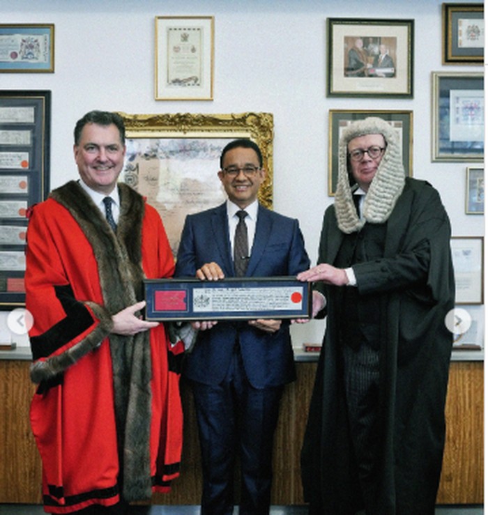 Mantan Gubernur DKI Jakarta dan Menteri Pendidikan, Anies Baswedan, resmi menerima penghargaan Freedom of the City of London, Jumat (16/10/2026).