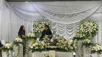 Marsha Aruan gak kuasa menahan tangis usai sang bunda pergi selamanya.  Foto: Ahsan/detikHOT
