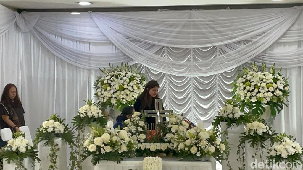 Tangis Pilu Marsha Aruan di Depan Peti Ibunda
