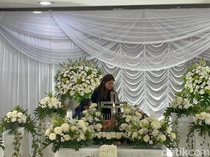 Tangis Pilu Marsha Aruan di Depan Peti Ibunda