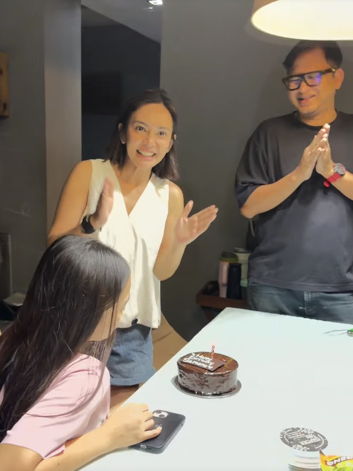 Masayu Anastasia merayakan ulang tahun anak.