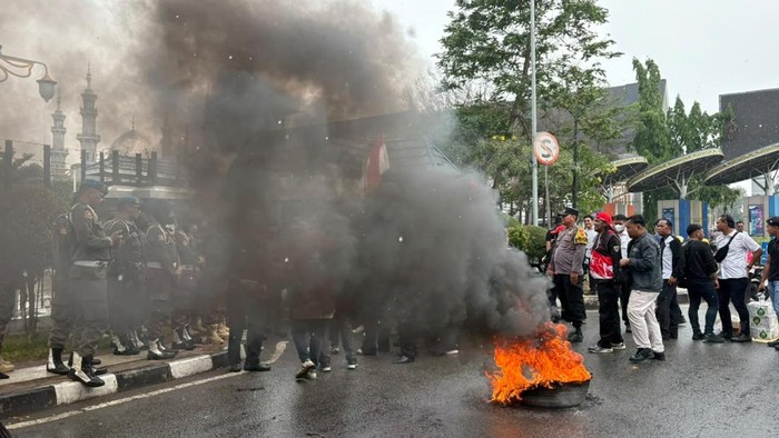 Massa dari TRC PPA Kaltim sempat terlibat aksi saling dorong hingga membakar ban bekas sebagai bentuk protes terhadap penanganan karhutla yang dinilai belum maksimal. (Istimewa)
