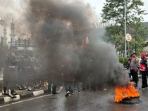 Demo Karhutla di Kantor Gubernur Kaltim Diwarnai Aksi Bakar Ban