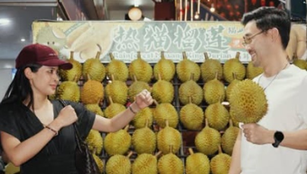 Kulineran Maudy Ayunda dan Suami, Bekal Telur Rebus hingga Jajan Durian