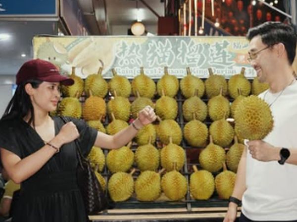 Kulineran Maudy Ayunda dan Suami, Bekal Telur Rebus hingga Jajan Durian