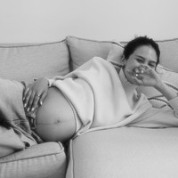Gaya Maudy Ayunda Umumkan Kehamilan, Pamer Bare Baby Bump di Trimester Ketiga