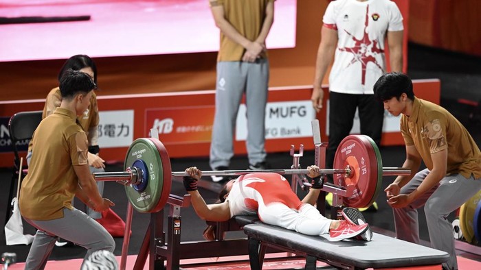 Lifter putri Indonesia Ni Nengah Widiasih bersiap mengangkat beban pada kelas 41 kilogram Asian Para Games 2026 di Nagoya City Trade and Industry Center, Nagoya, Jepang, Senin (19/10/2026). Ni Nengah Widiasih meraih medali perunggu dengan catatan angkatan terbaik 97 kg. ANTARA FOTO/M Risyal Hidayat/tom.