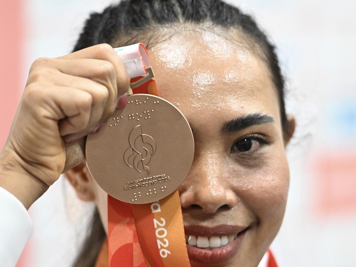 Lifter putri Indonesia Ni Nengah Widiasih bersiap mengangkat beban pada kelas 41 kilogram Asian Para Games 2026 di Nagoya City Trade and Industry Center, Nagoya, Jepang, Senin (19/10/2026). Ni Nengah Widiasih meraih medali perunggu dengan catatan angkatan terbaik 97 kg. ANTARA FOTO/M Risyal Hidayat/tom.