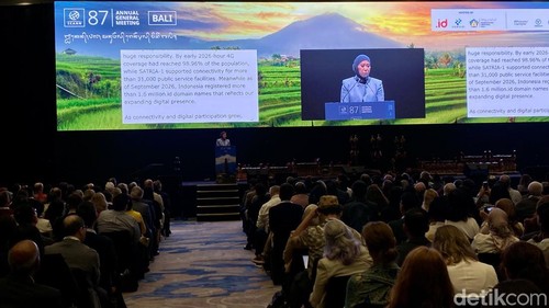 Menkomdigi Meutya Hafid memberikan pidato kunci di pembukaan ICANN87 di Nusa Dua, Bali, Senin (19/10/2026). (Izzul Wafa/detikBali)