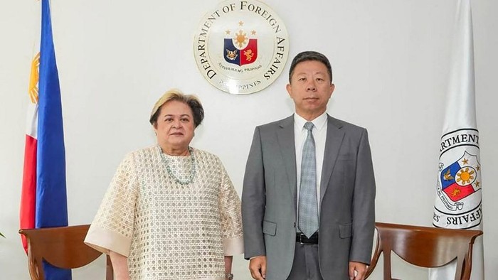 Menlu Filipina Maria Theresa Lazaro dan Dubes China Jing Quan (AFP/HANDOUT)