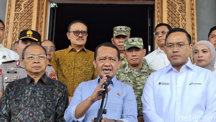 Menteri Energi dan Sumber Daya Mineral (ESDM) Bahlil Lahadalia saat ditemui awak media di Fuel Terminal (FT) Sanggaran, Denpasar, Bali, Senin (19/10/2026). (Foto:Fabiola Dianira/detikBali)
