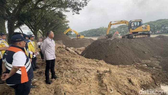 Menteri PU Doddy Hanggodo saat meninjau proyek penanganan banjir di Kota Padang, Sumbar.