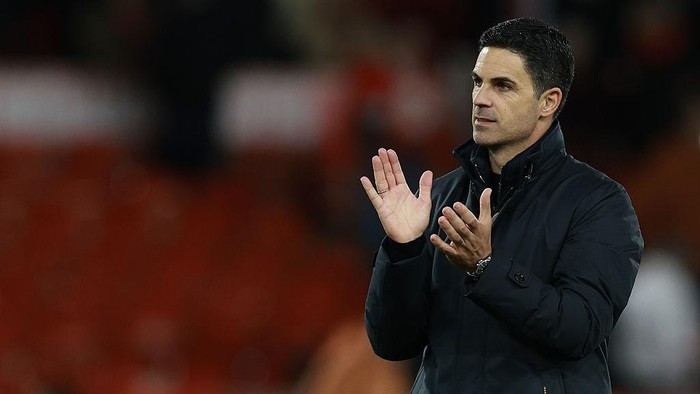NOTTINGHAM, ENGLAND - OCTOBER 18: Arsenal FCs manager Mikel Arteta applauds his sides travelling supporters at the end of the match during the Premier League 2026/27 match between Nottingham Forest FC and Arsenal FC at City Ground on October 18, 2026 in Nottingham, England. (Photo by Andrew Kearns - CameraSport via Getty Images)