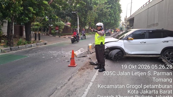 Mobi SUV tabrak separator di JL S Parman (dok. TMC Polda Metro Jaya)
