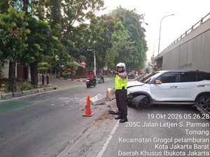 Lalin di Grogol arah Tomang Macet Imbas Mobil Tabrak Separator Busway
