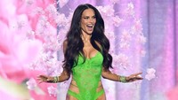 Gaya Seksi Adriana Lima Kembali ke Runway Victoria's Secret di Usia 45 Tahun